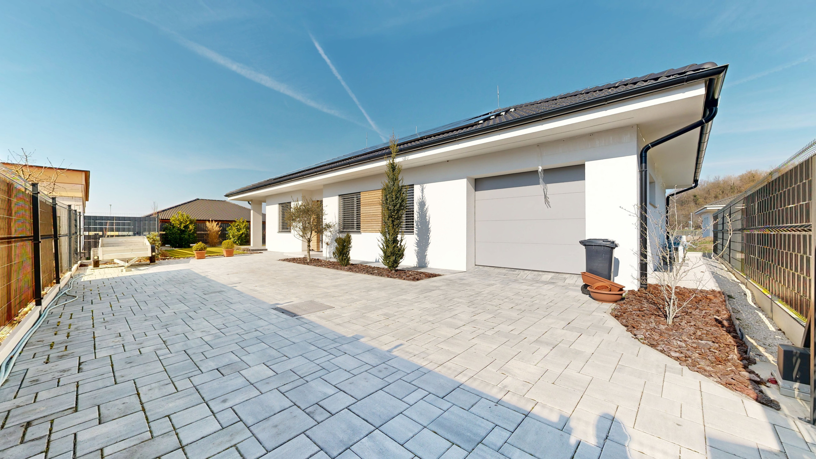Moderný 4-izbový bungalov s fotovoltikou, garážou a minimálnymi nákladmi – Modrovka