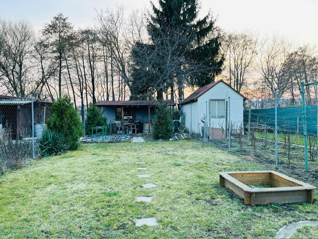 NA PREDAJ: Priestranná záhrada s chatkami – obľúbená záhradkárska lokalita Kamenný mlyn, Trnava