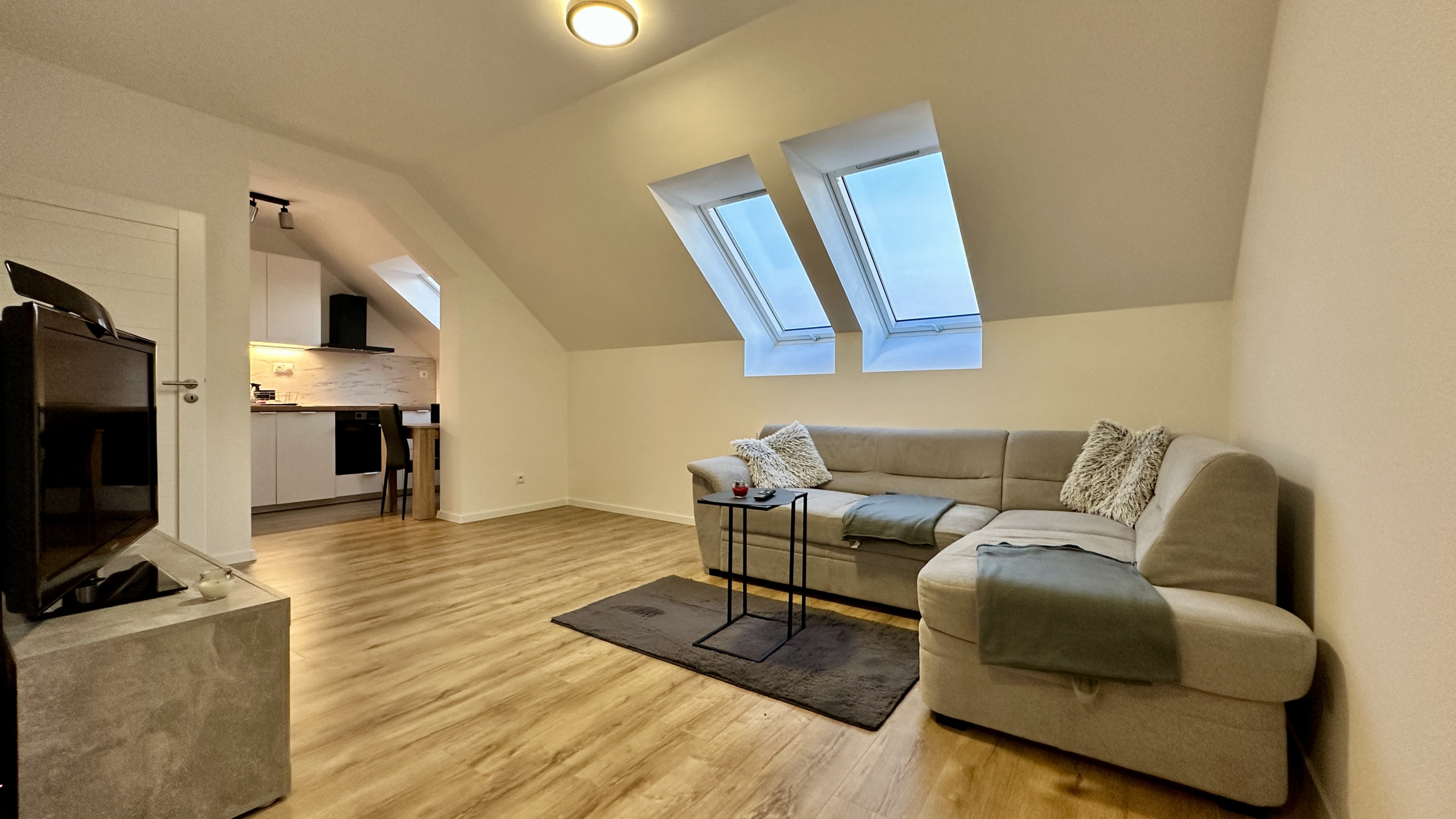 PRENÁJOM zariadený 1-izbový byt s parkovacím miestom