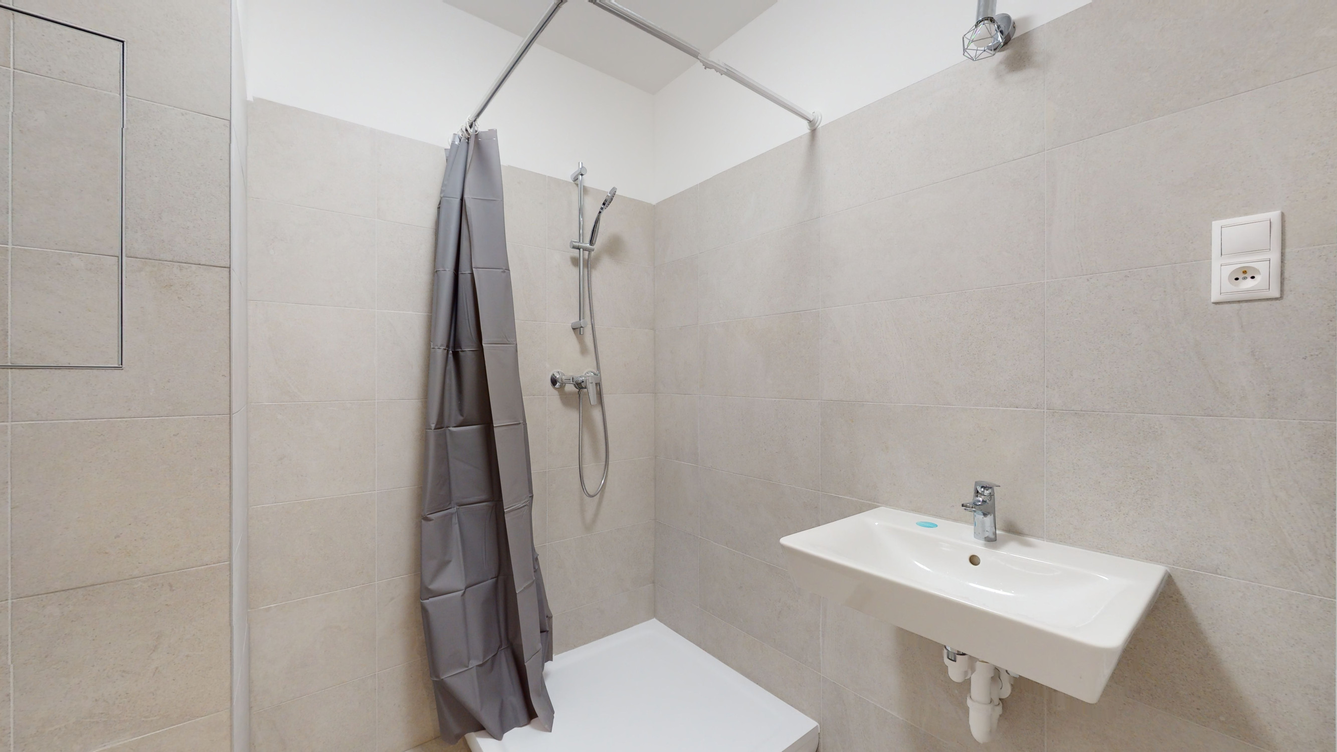 PRENÁJOM zariadený 1-izbový byt s parkovacím miestom