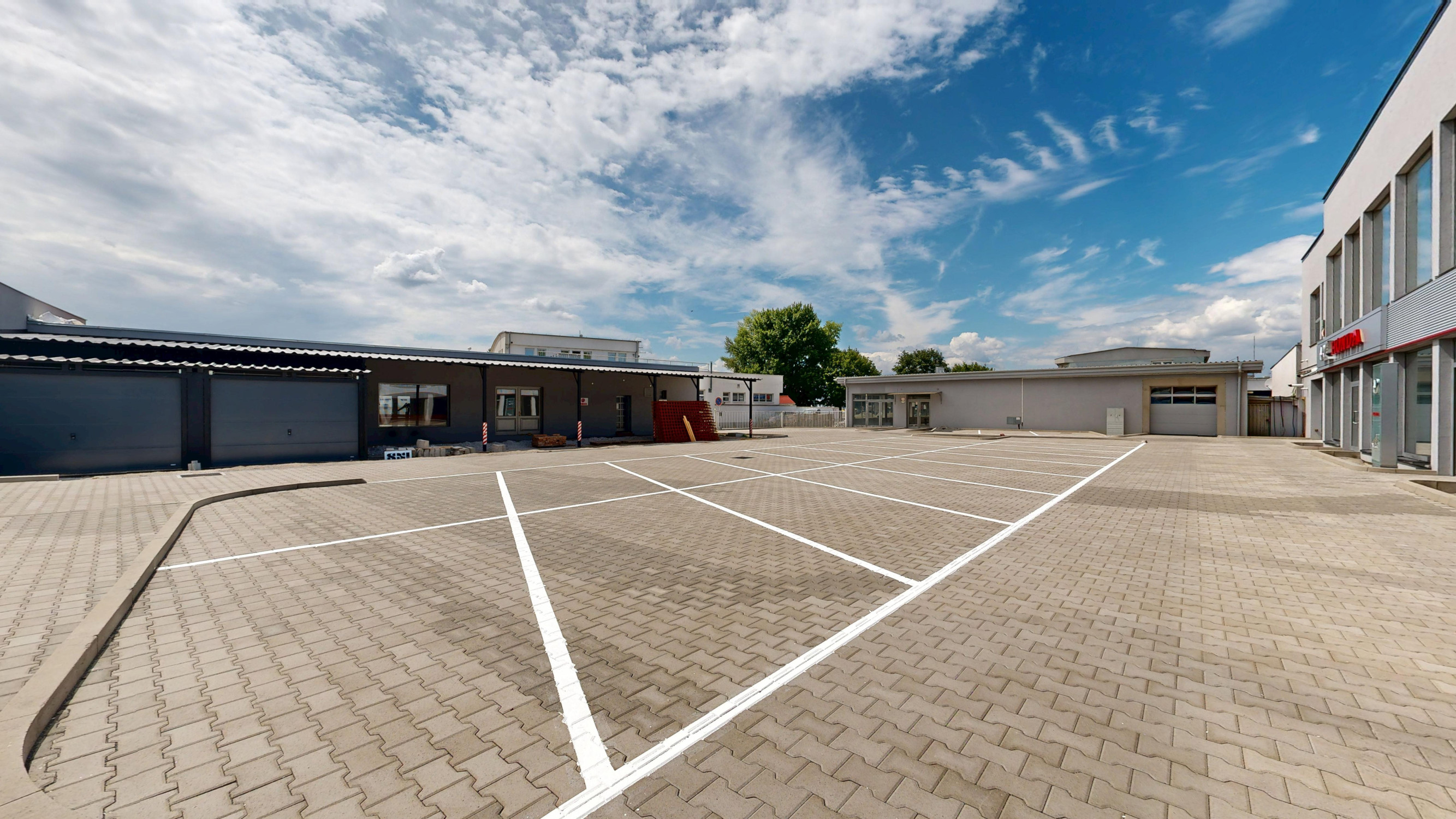 🏢 Na prenájom multifunkčné priestory – Trnava Nitrianska ul., prízemie + poschodie, 2 100 m²