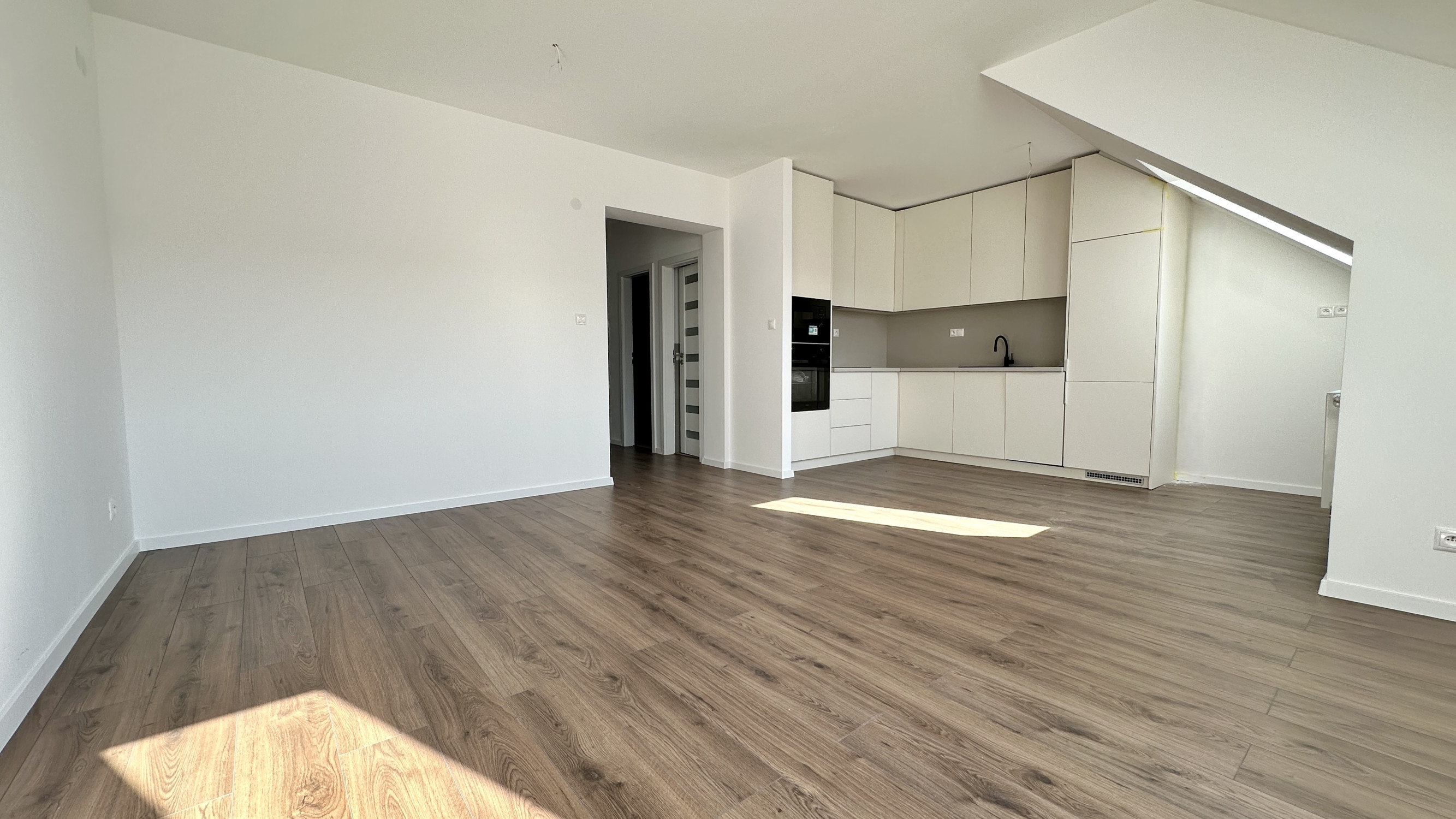 POLIANKY / Posledný 3-izbový byt s loggiou a kuchynskou linkou v III. etape