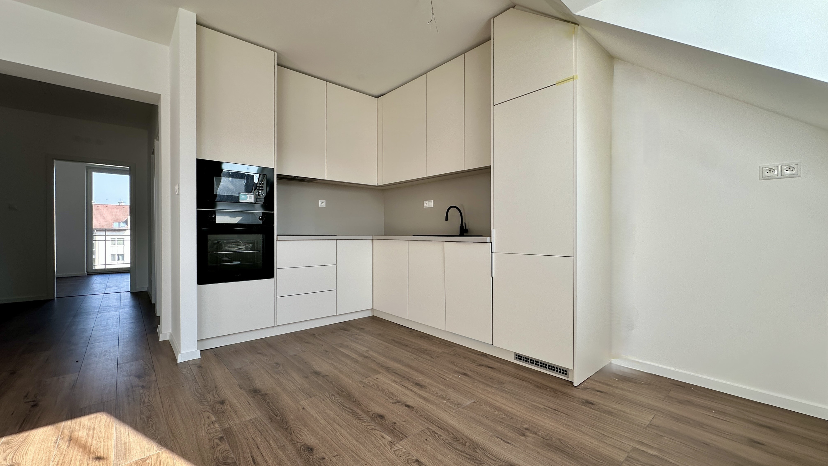 POLIANKY / Posledný 3-izbový byt s loggiou a kuchynskou linkou v III. etape