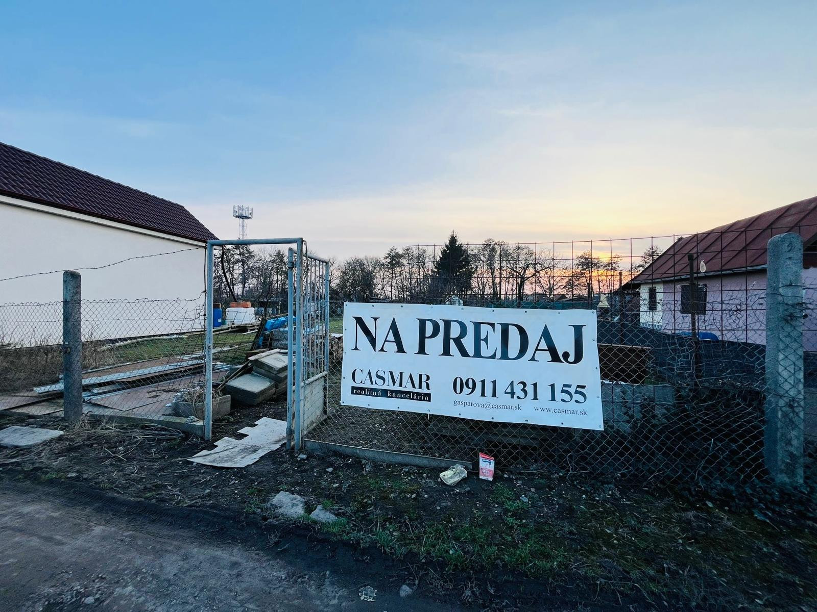 NA PREDAJ: Priestranná záhrada s chatkami – obľúbená záhradkárska lokalita Kamenný mlyn, Trnava