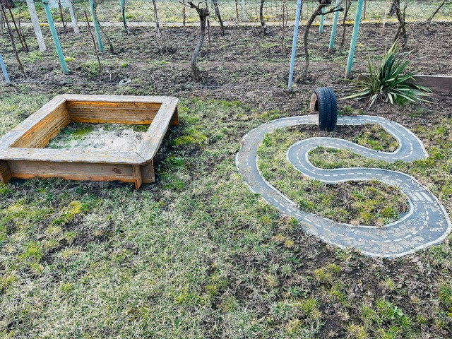 NA PREDAJ: Priestranná záhrada s chatkami – obľúbená záhradkárska lokalita Kamenný mlyn, Trnava