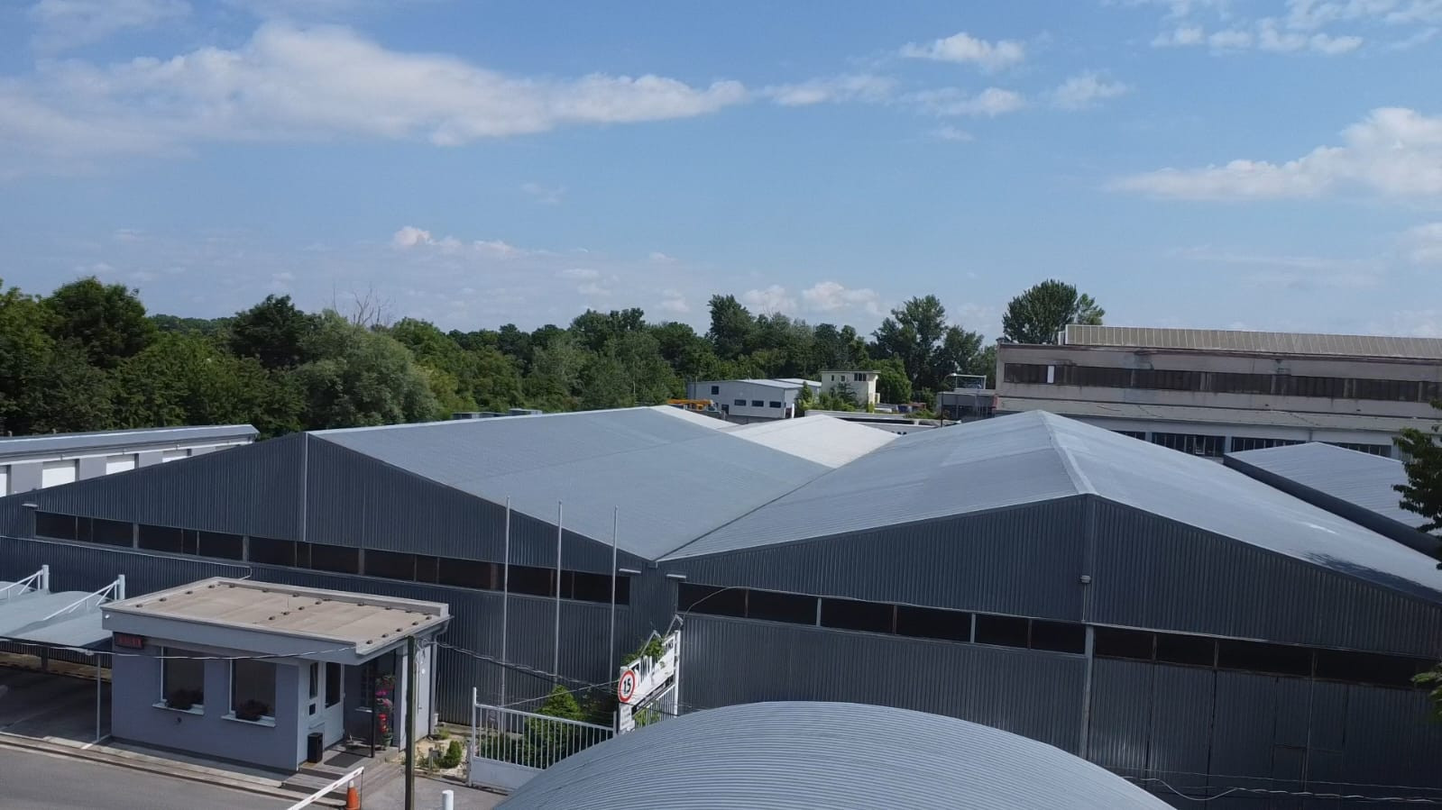 PREDAJ | Rozsiahla hala s veľkým pozemkom – Trnava, Skladová ulica