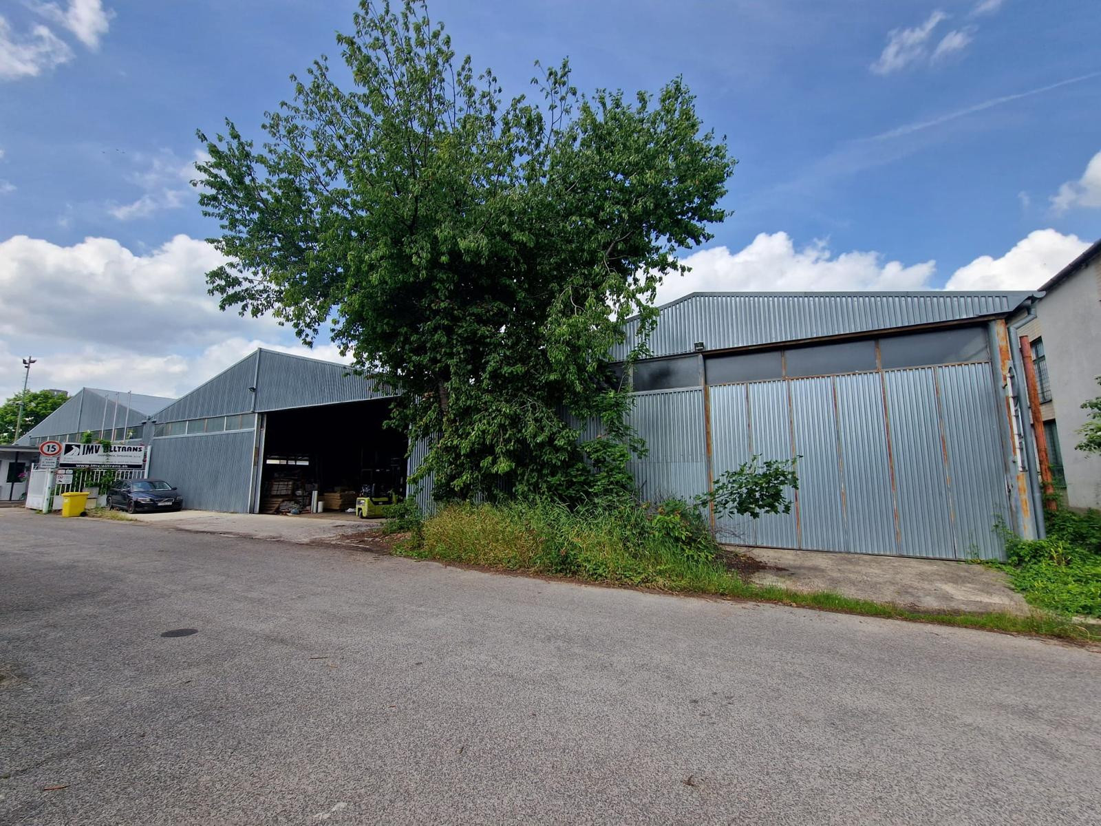 PREDAJ | Rozsiahla hala s veľkým pozemkom – Trnava, Skladová ulica