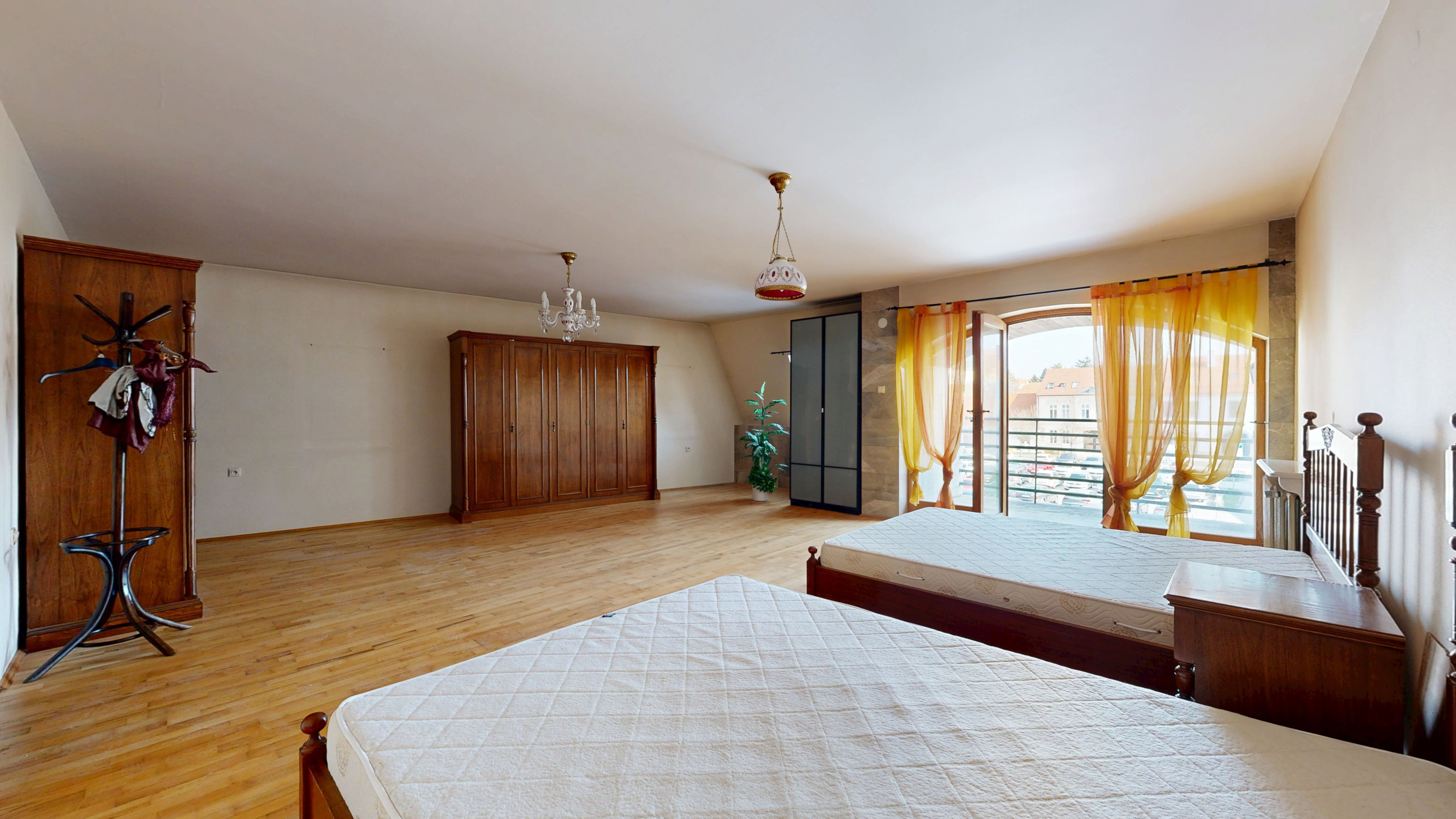 PREDAJ | Exkluzívna nehnuteľnosť v centre mesta Trnava – byt v podkroví s výnimočnou výmerou