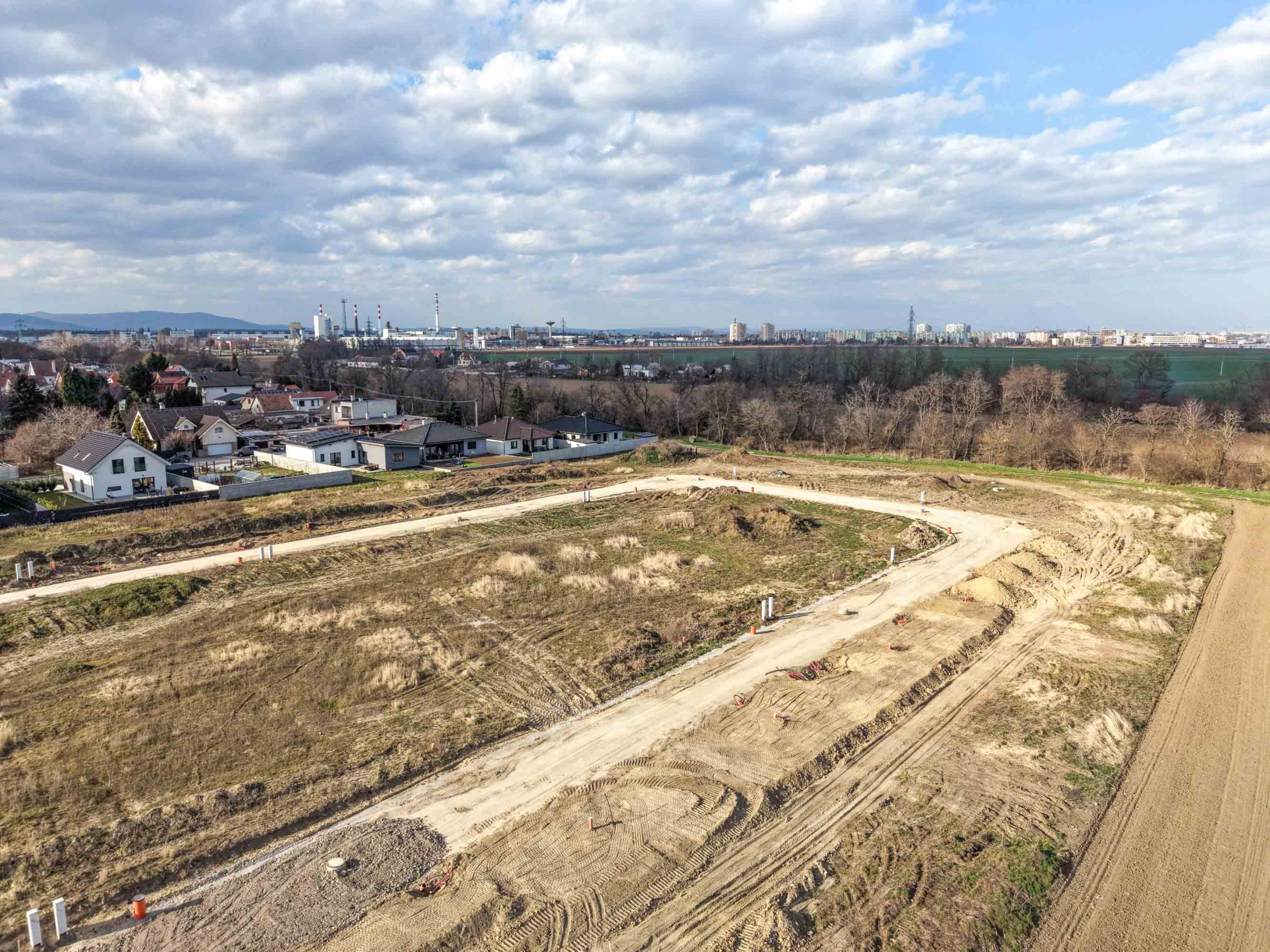 🏡 POZEMOK NA PREDAJ – Hrnčiarovce nad Parnou (pri Trnave) – 545 m². Nová rezidenčná zóna so sieťami a komunikáciami