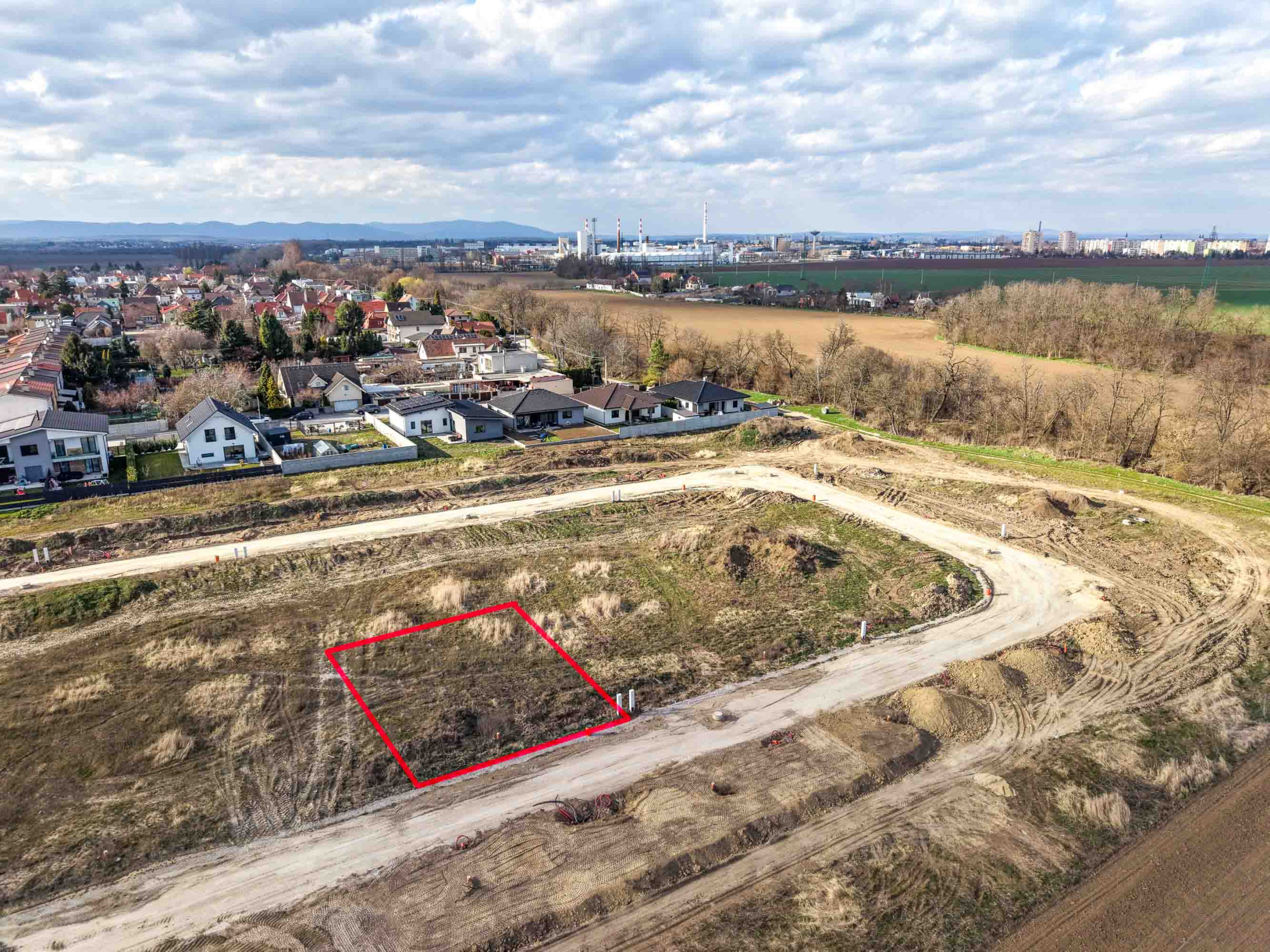 🏡 POZEMOK NA PREDAJ – Hrnčiarovce nad Parnou (pri Trnave) – 545 m². Nová rezidenčná zóna so sieťami a komunikáciami
