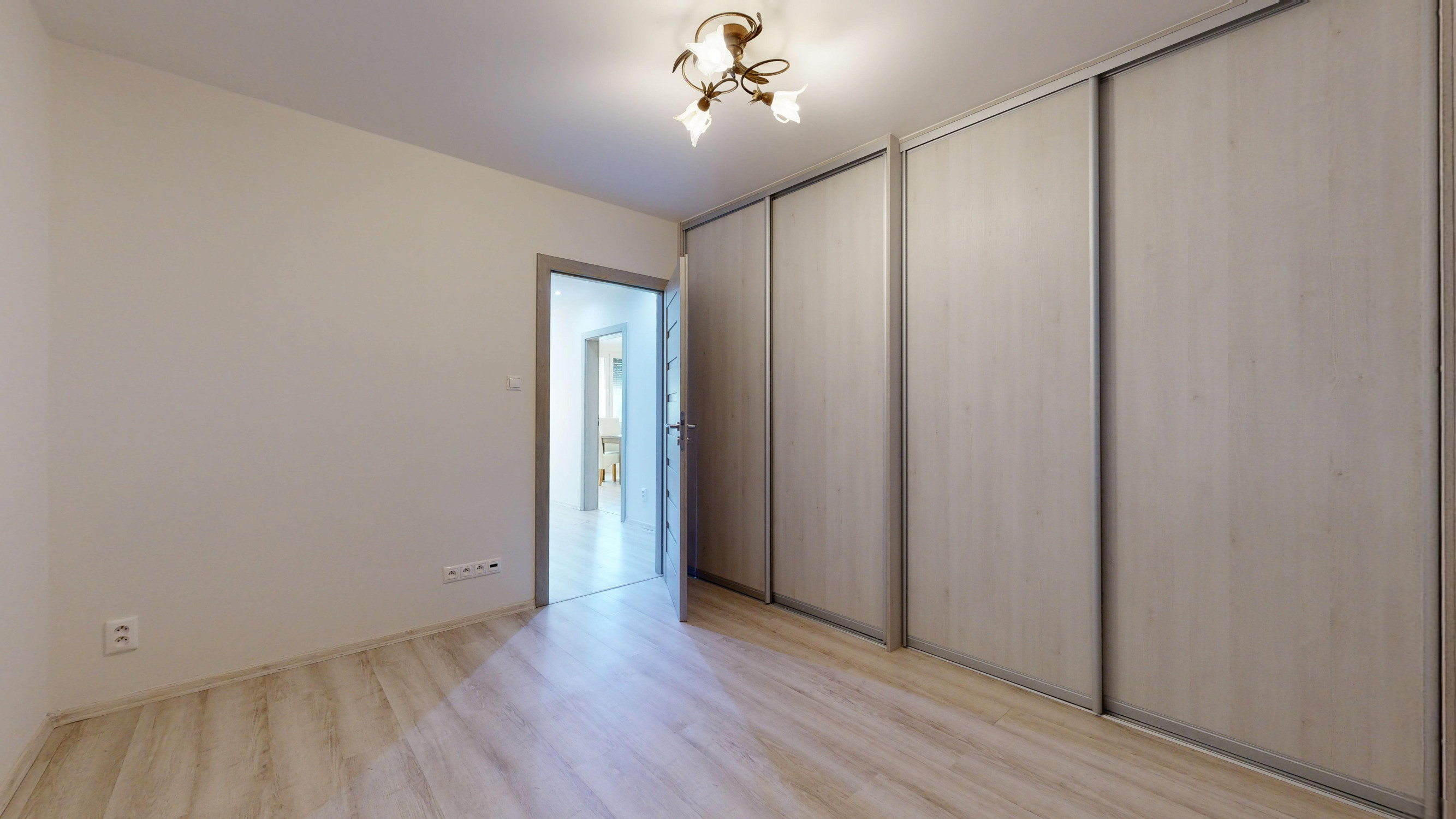 NA PREDAJ 3 IZBOVÝ ZREKONŠTRUOVANÝ BYT - TRNAVA.