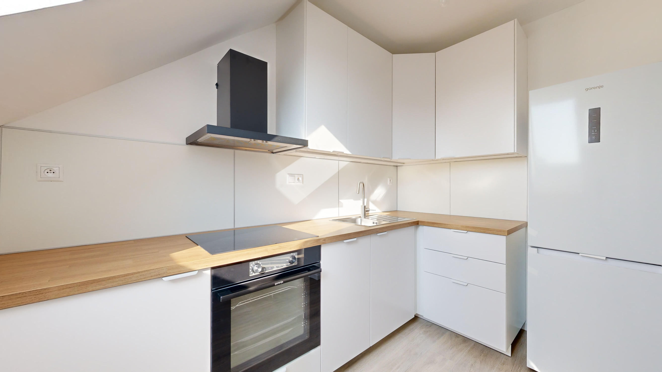 PRENÁJOM / 1-izbový byt so spacím kútom a parkovacím miestom