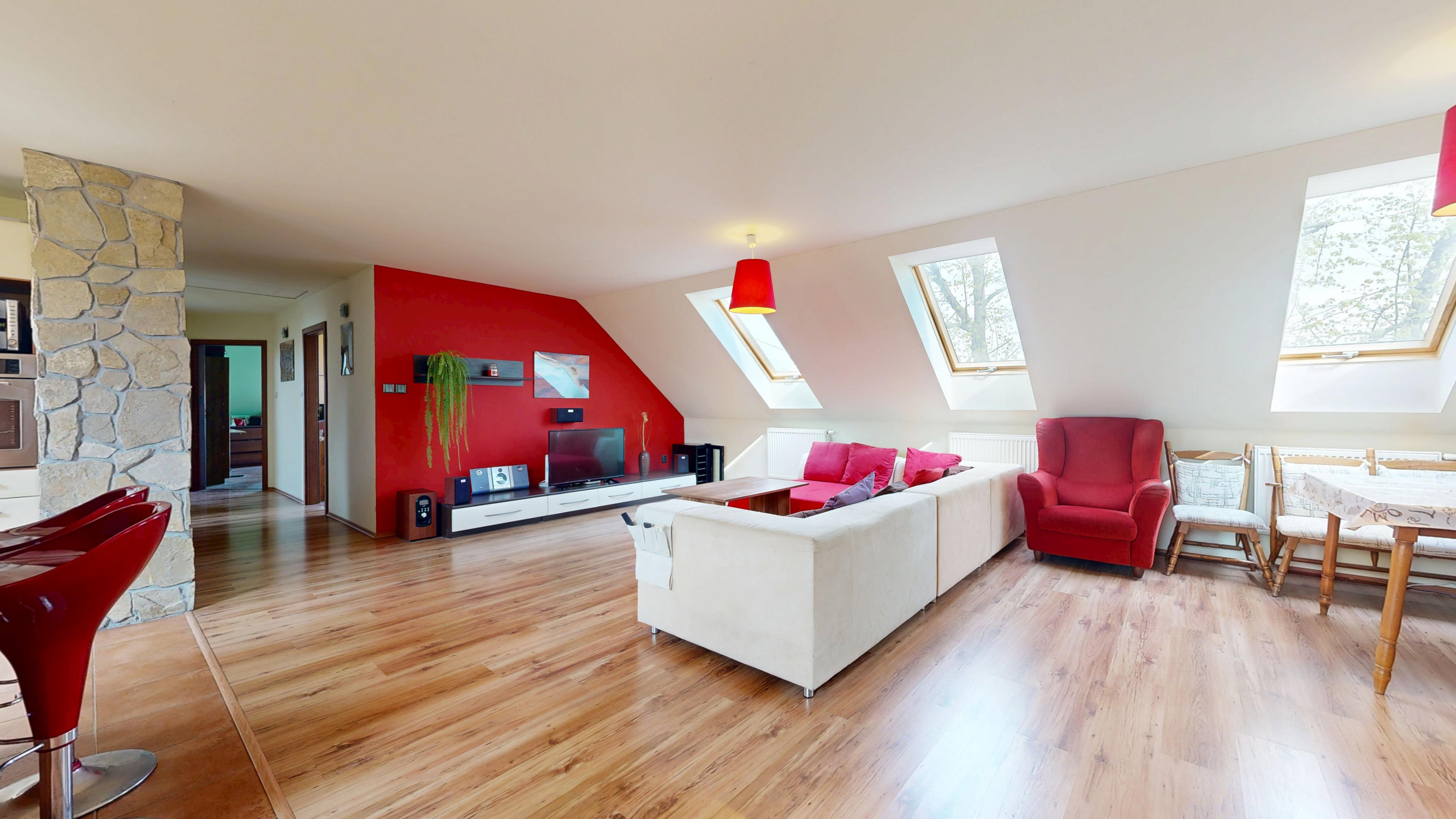 !NA PREDAJ! POLYFUNKČNÁ BUDOVA - BYT S NEBYTOVÝMI PRIESTORMI