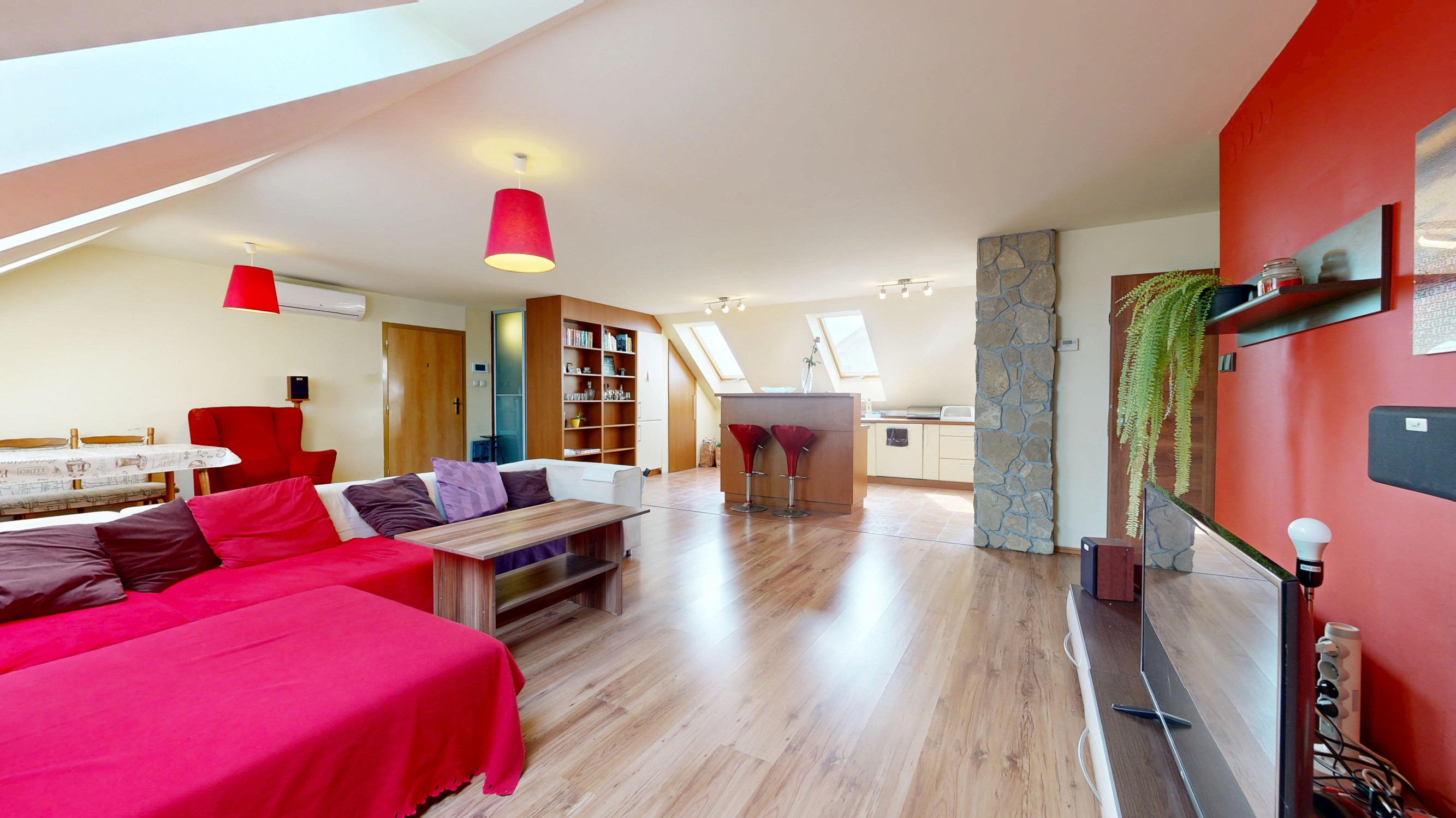 !NA PREDAJ! POLYFUNKČNÁ BUDOVA - BYT S NEBYTOVÝMI PRIESTORMI