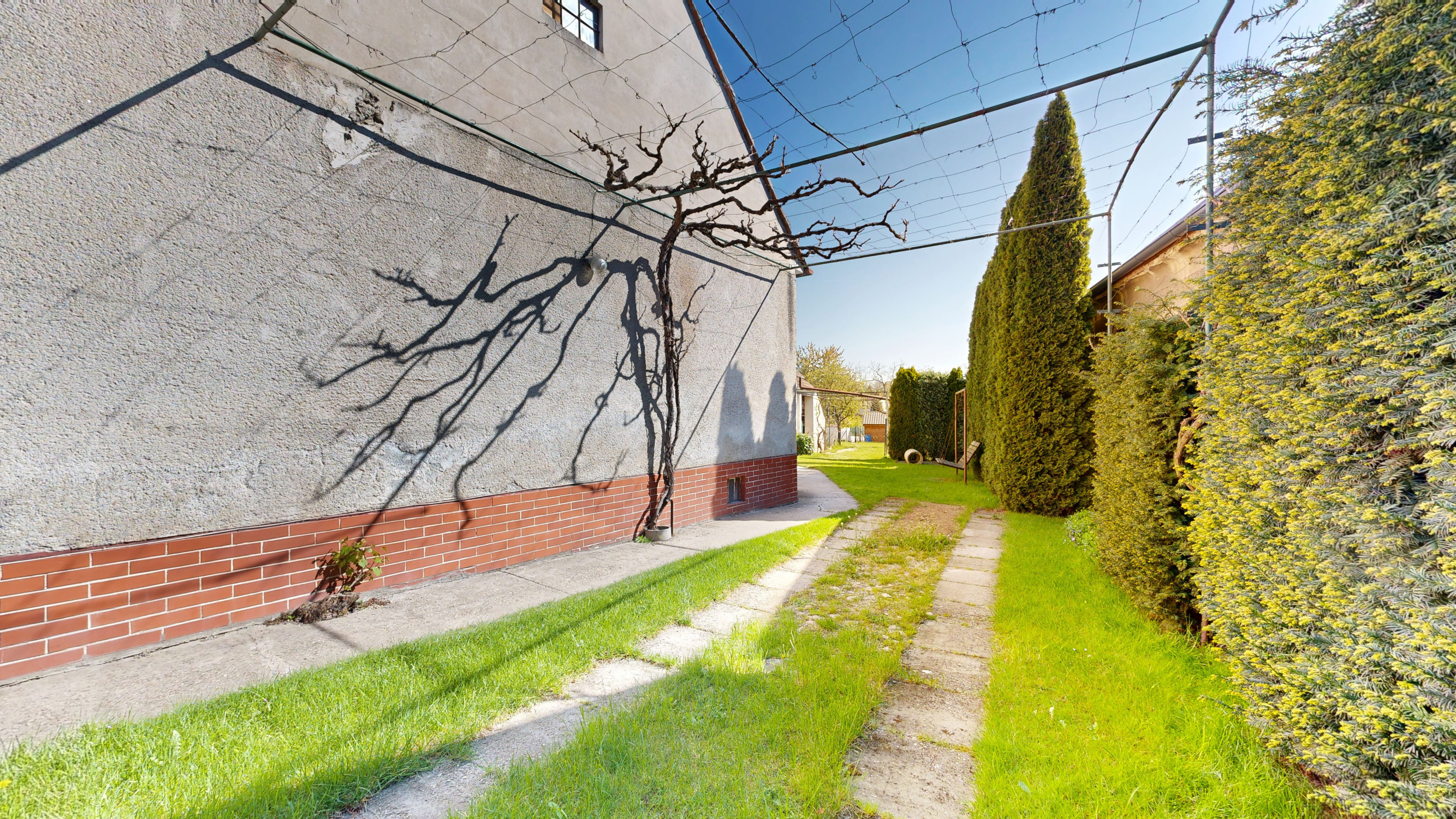 VIRTUÁLNA PREHLIADKA / Priestranný rodinný dom s veľkým potenciálom