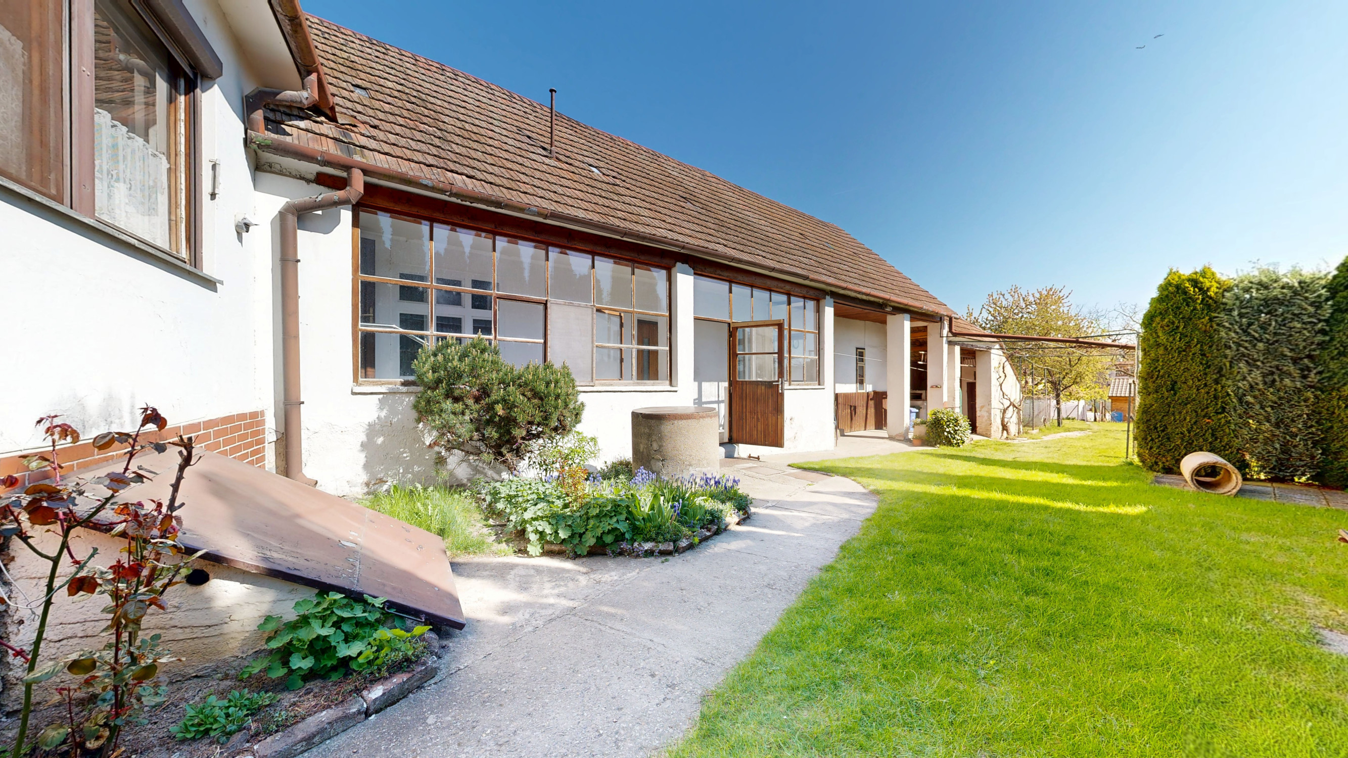 VIRTUÁLNA PREHLIADKA / Priestranný rodinný dom s veľkým potenciálom