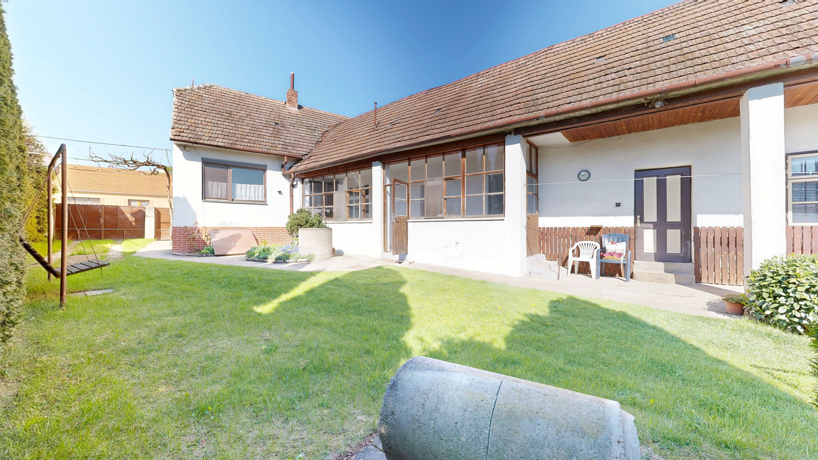 VIRTUÁLNA PREHLIADKA / Priestranný rodinný dom s veľkým potenciálom