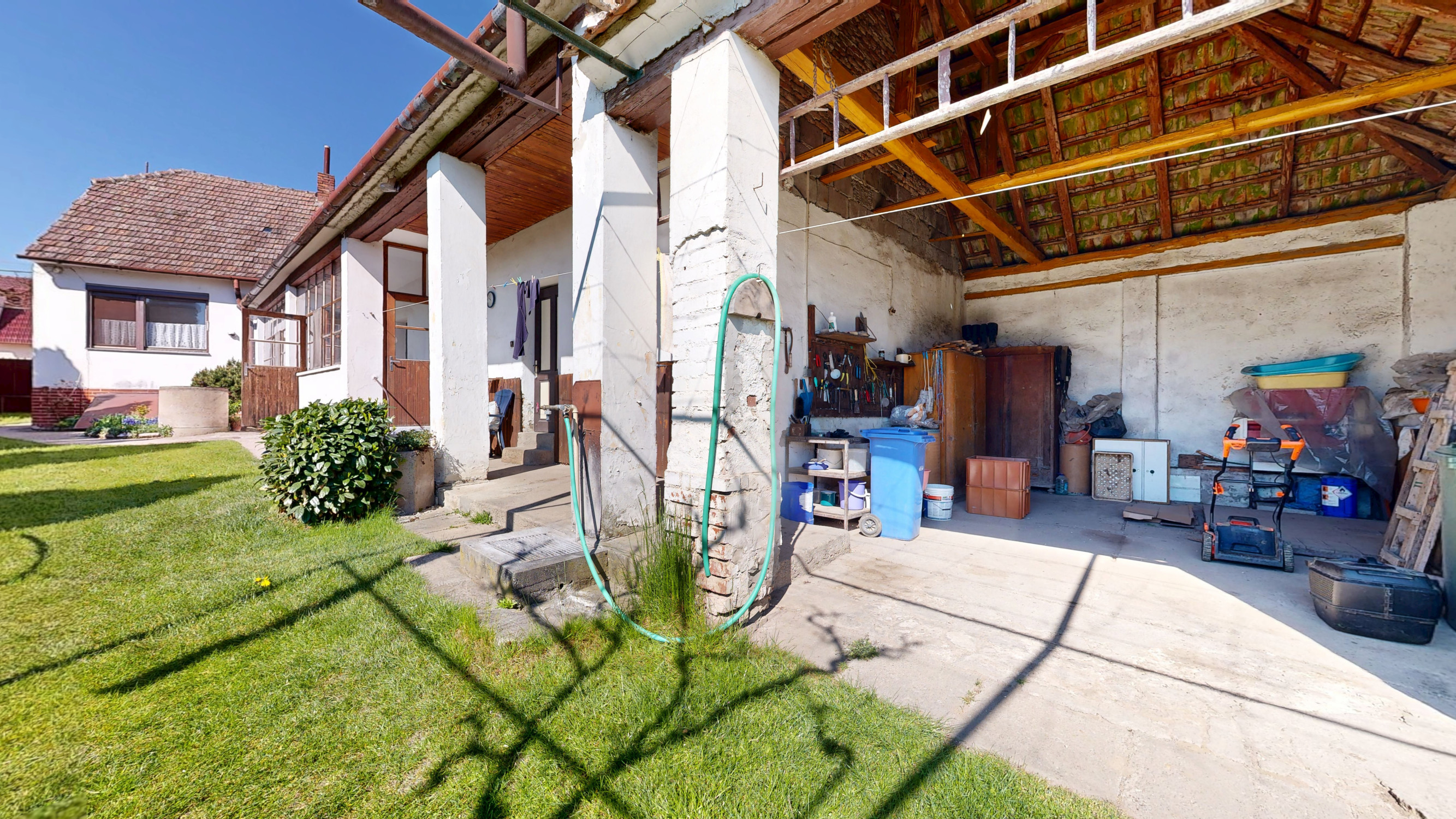 VIRTUÁLNA PREHLIADKA / Priestranný rodinný dom s veľkým potenciálom