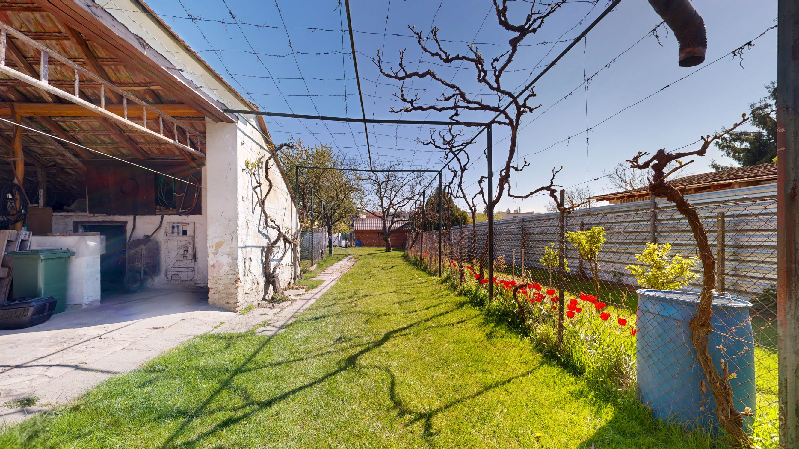 VIRTUÁLNA PREHLIADKA / Priestranný rodinný dom s veľkým potenciálom