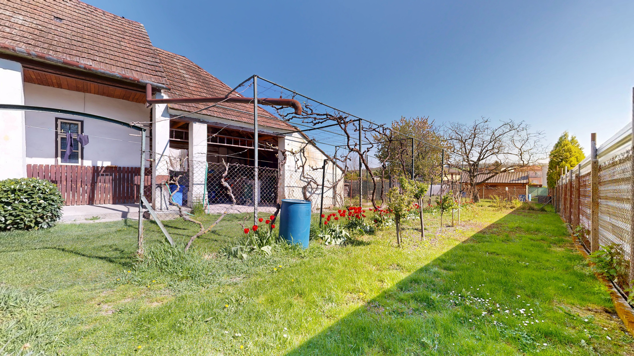 VIRTUÁLNA PREHLIADKA / Priestranný rodinný dom s veľkým potenciálom