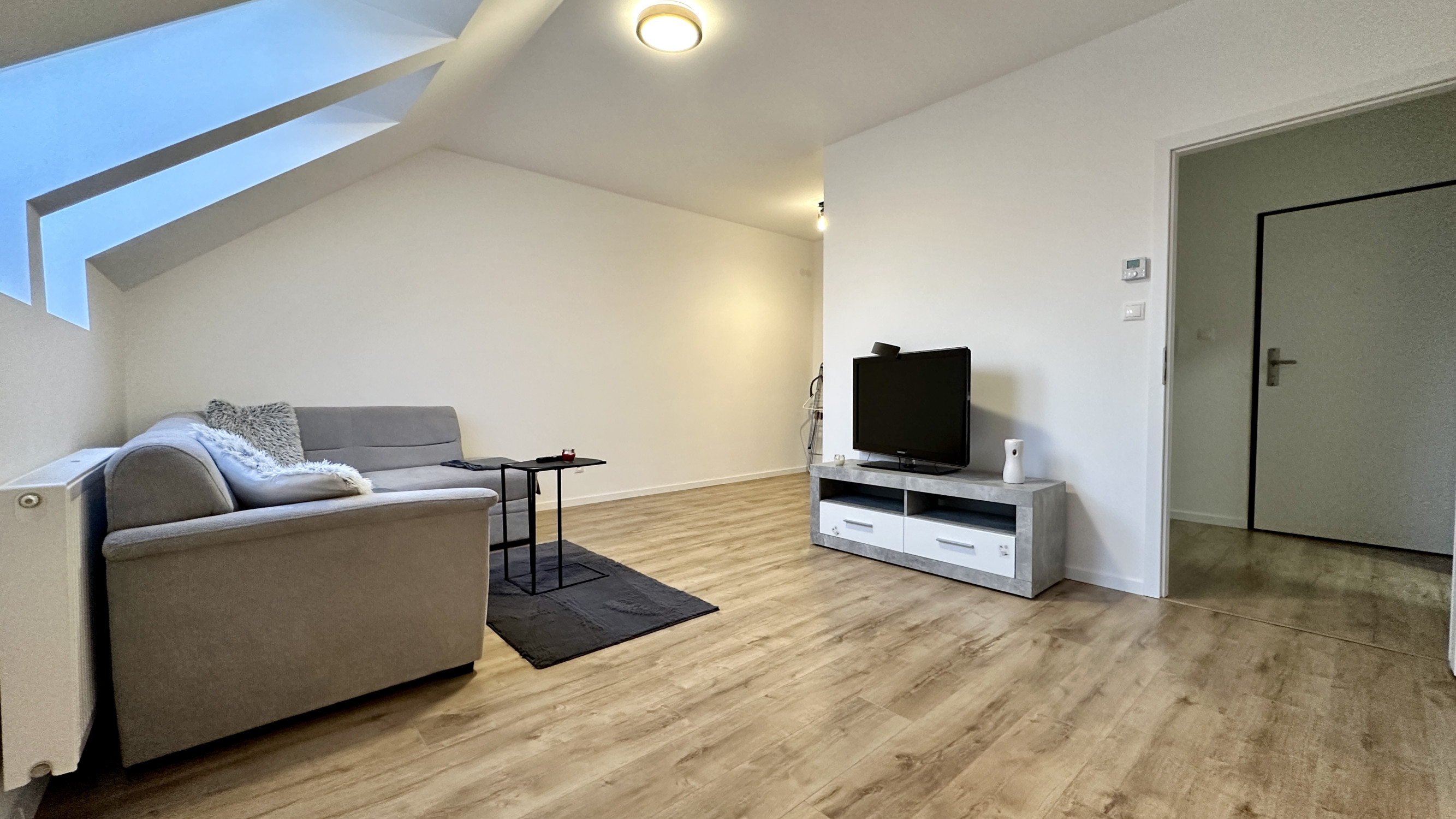 PRENÁJOM zariadený 1-izbový byt s parkovacím miestom