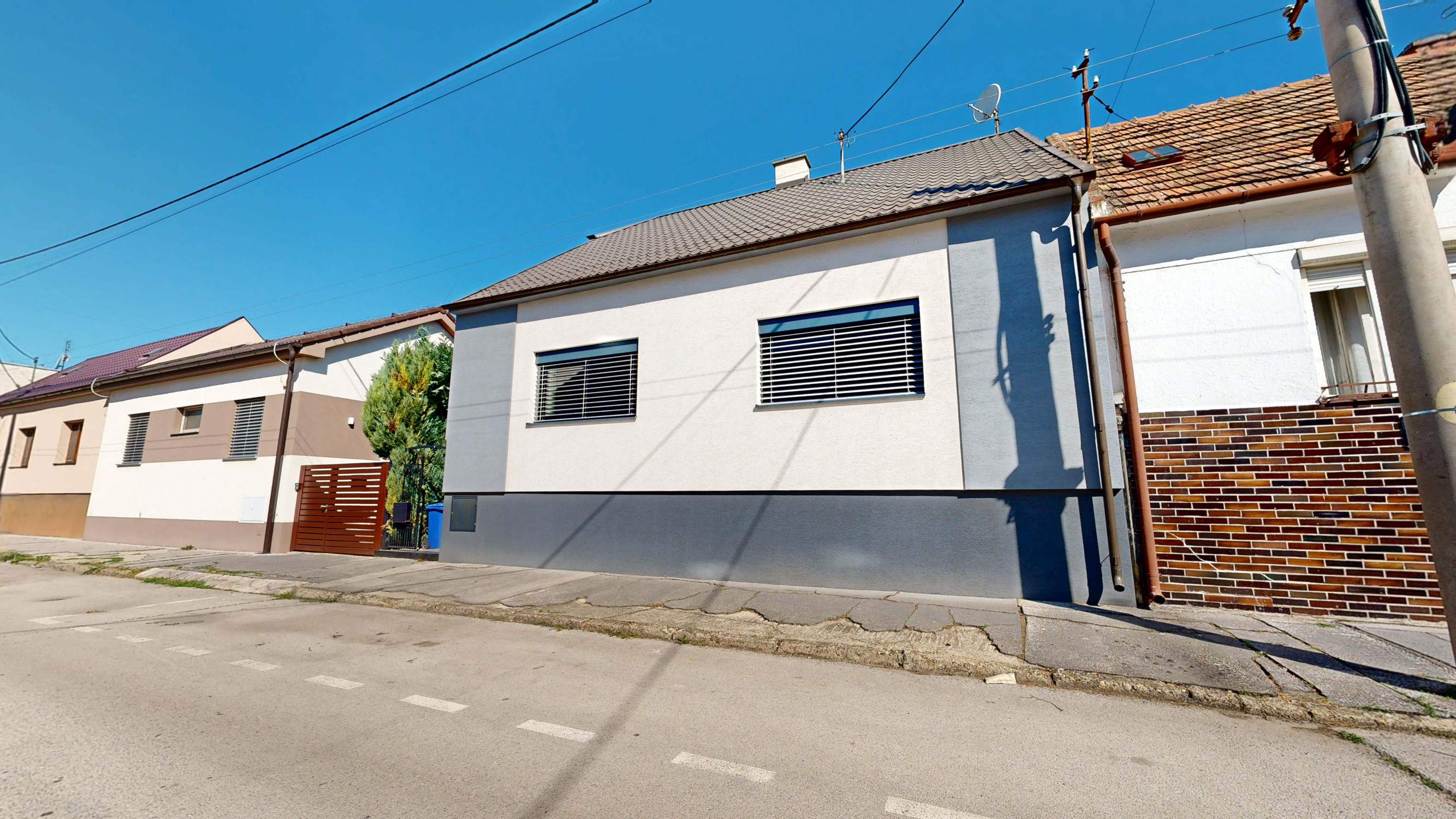 2-IZBOVÝ RODINNÝ DOM PO REKONŠTRUKCII S KRÁSNOU ZÁHRADOU A ALTÁNKOM V TRNAVE – KOPÁNKA