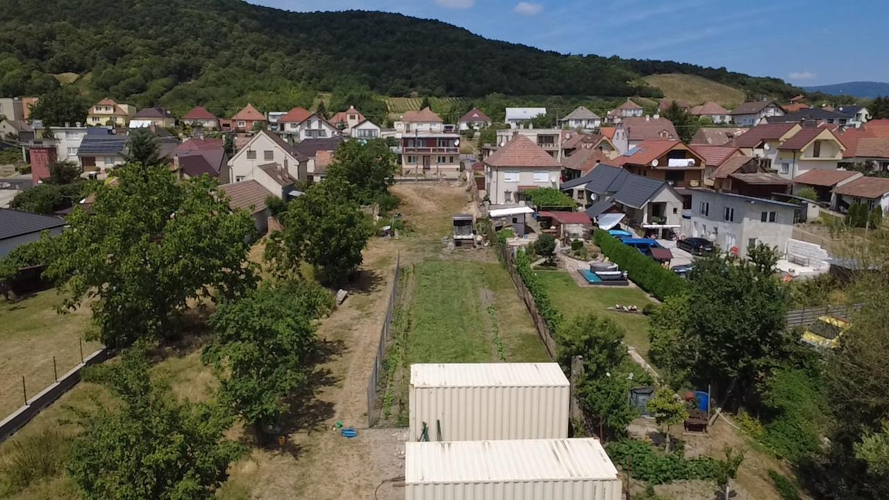 STAVEBNÝ POZEMOK V HORNÝCH OREŠANOCH / Kompletné IS