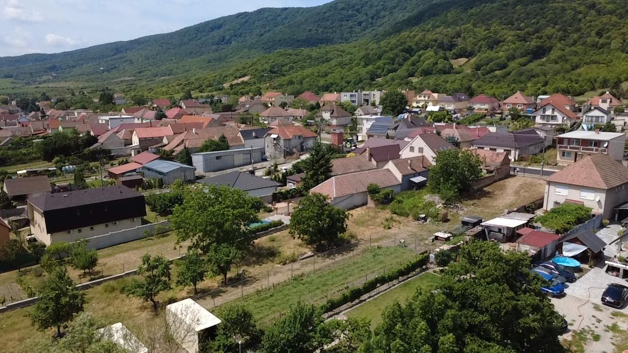 STAVEBNÝ POZEMOK V HORNÝCH OREŠANOCH / Kompletné IS