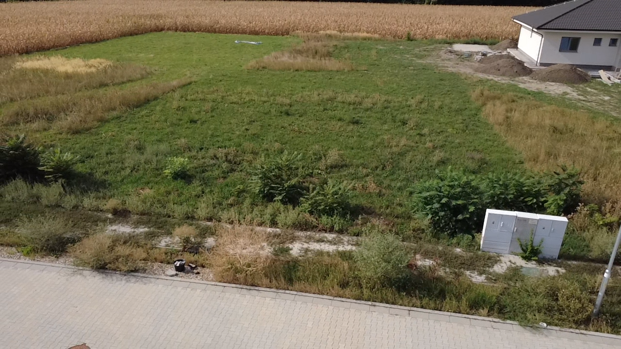 STAVEBNÝ POZEMOK V NOVOVYBUDOVANEJ LOKALITE – VODERADY | 642 m²
