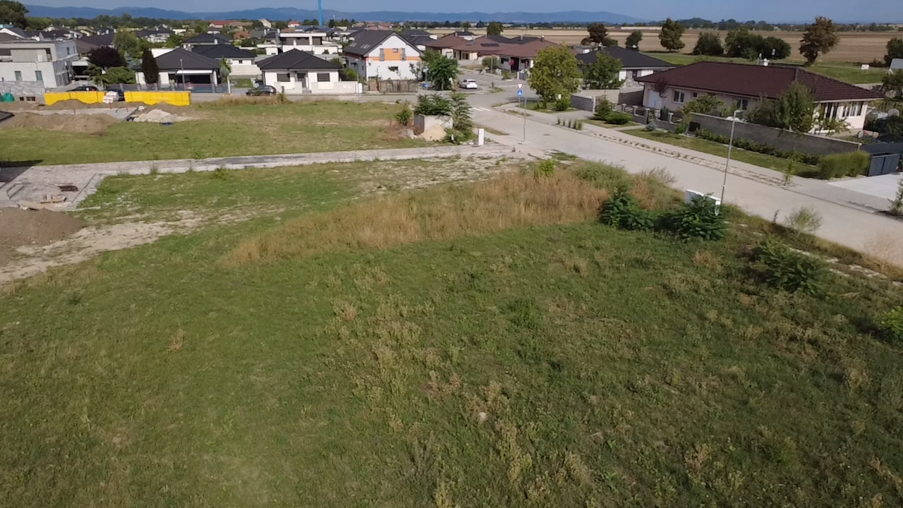 STAVEBNÝ POZEMOK V NOVOVYBUDOVANEJ LOKALITE – VODERADY | 642 m²
