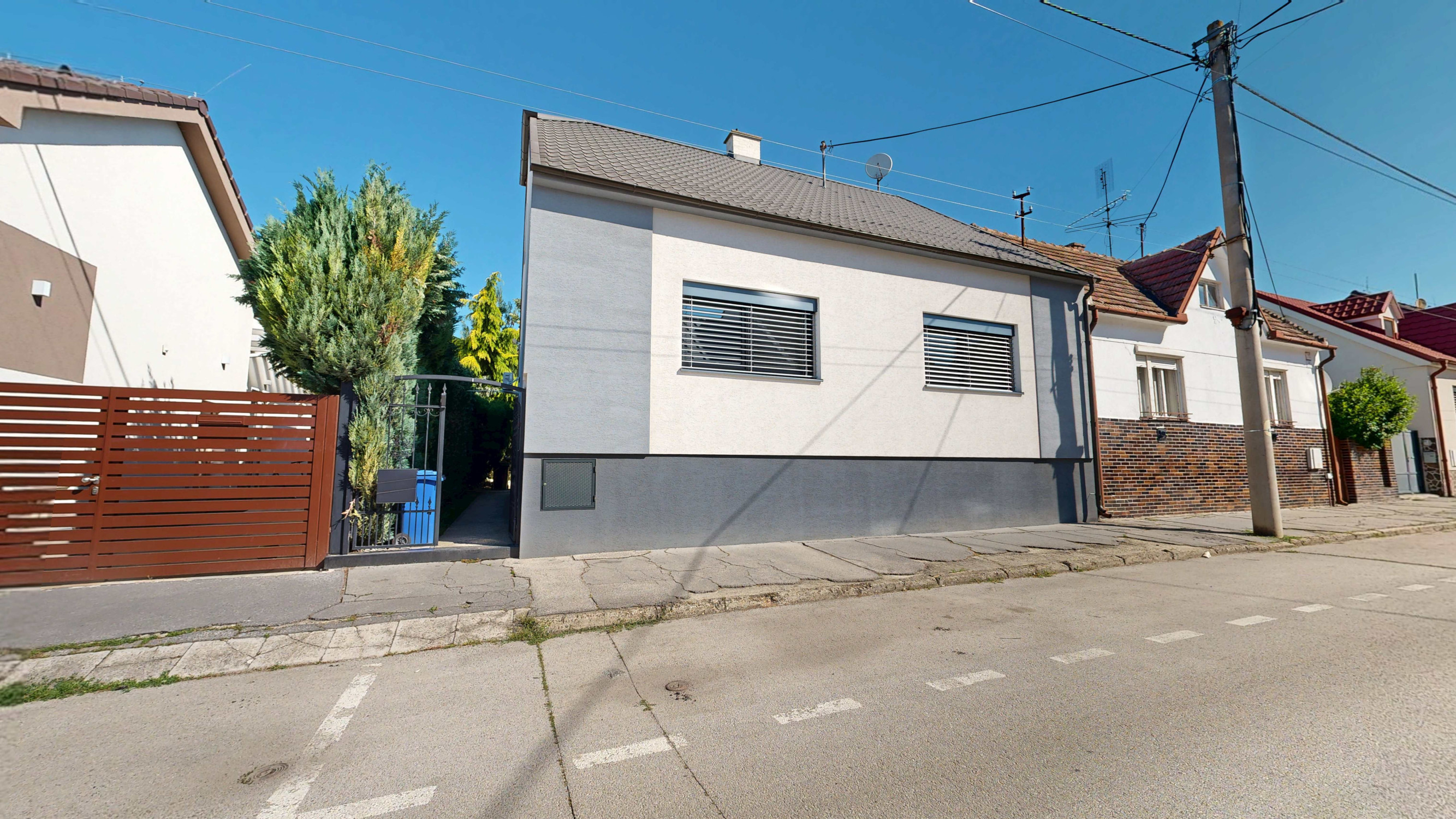 2-IZBOVÝ RODINNÝ DOM PO REKONŠTRUKCII S KRÁSNOU ZÁHRADOU A ALTÁNKOM V TRNAVE – KOPÁNKA