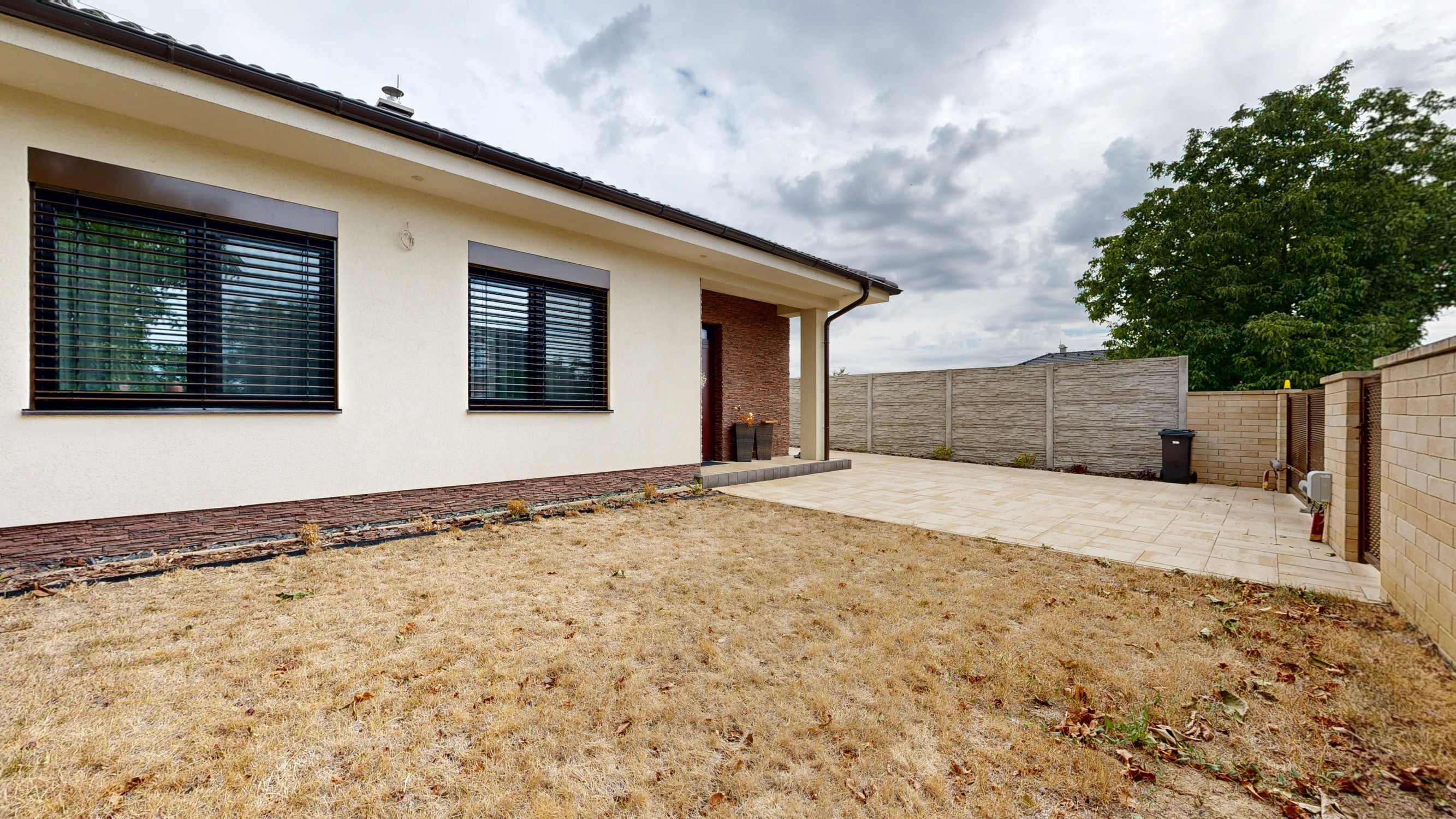 Moderný 4-izbový bungalov s maximálnym súkromím a veľkým pozemkom