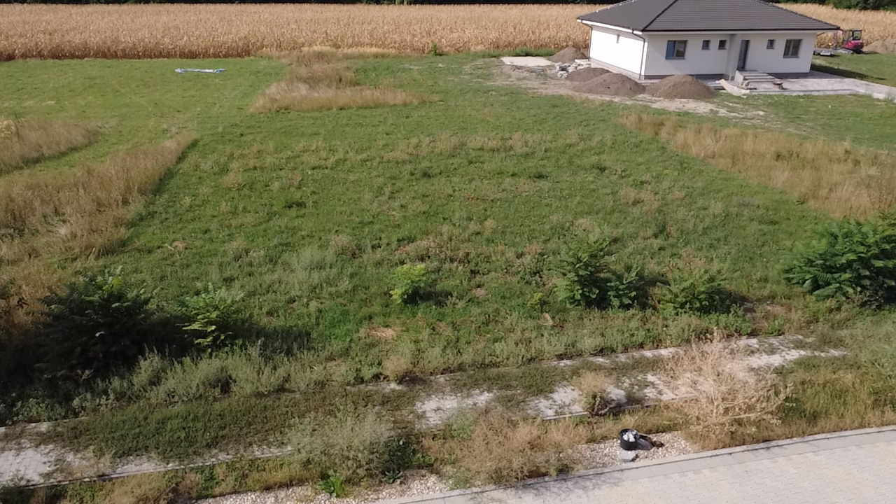 STAVEBNÝ POZEMOK V NOVOVYBUDOVANEJ LOKALITE – VODERADY | 642 m²