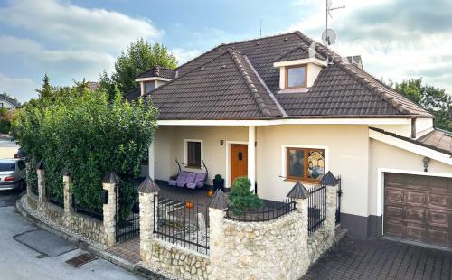 Na predaj 6izb.rod.dom  s garážou vo vyhľadávanej časti Modranky na Lúčnej ulici.