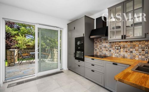 Rezervovaný!! Ponúkame na predaj 2 samostatne stojace domy na jednom pozemku v blízkosti centra mesta Senec!!