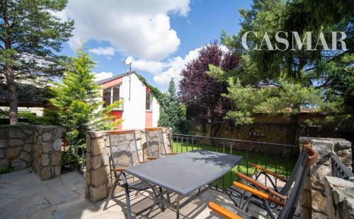 Rezervovaný!! Ponúkame na predaj 2 samostatne stojace domy na jednom pozemku v blízkosti centra mesta Senec!!