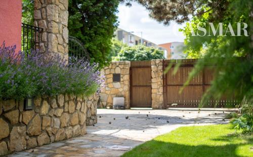 Rezervovaný!! Ponúkame na predaj 2 samostatne stojace domy na jednom pozemku v blízkosti centra mesta Senec!!