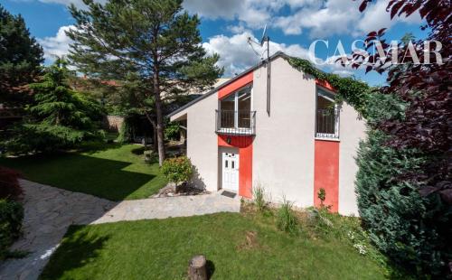 Rezervovaný!! Ponúkame na predaj 2 samostatne stojace domy na jednom pozemku v blízkosti centra mesta Senec!!