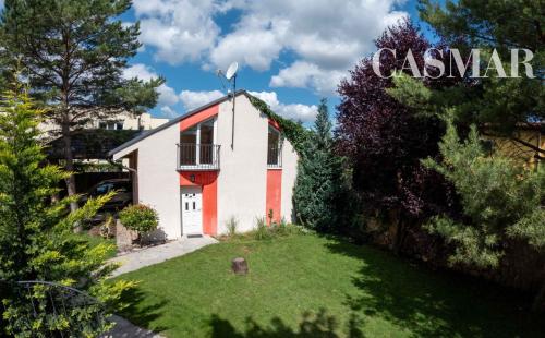 Rezervovaný!! Ponúkame na predaj 2 samostatne stojace domy na jednom pozemku v blízkosti centra mesta Senec!!