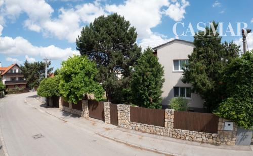 Rezervovaný!! Ponúkame na predaj 2 samostatne stojace domy na jednom pozemku v blízkosti centra mesta Senec!!