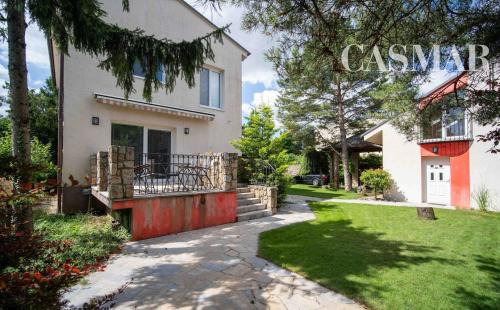 Rezervovaný!! Ponúkame na predaj 2 samostatne stojace domy na jednom pozemku v blízkosti centra mesta Senec!!