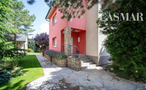 Rezervovaný!! Ponúkame na predaj 2 samostatne stojace domy na jednom pozemku v blízkosti centra mesta Senec!!