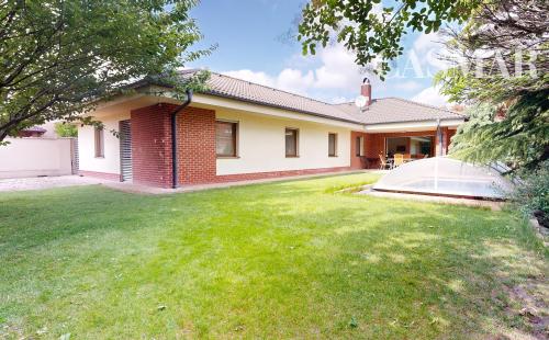 RD na Kopánke s výbornou polohou a krytým bazénom