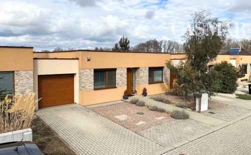 Na predaj pekná NOVOSTAVBA  4izb. rodinného domu s garážou v obci  pri Trnave