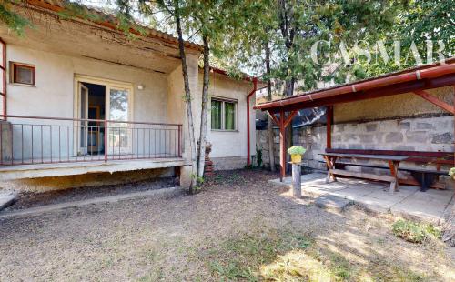 3D PREHLIADKA + VIDEO / Starší RD s perfektnou polohou pri Slnečných jazerách a veľkým potenciálom