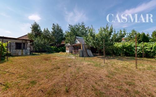 3D PREHLIADKA + VIDEO / Starší RD s perfektnou polohou pri Slnečných jazerách a veľkým potenciálom