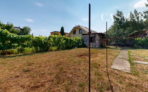 3D PREHLIADKA + VIDEO / Starší RD s perfektnou polohou pri Slnečných jazerách a veľkým potenciálom