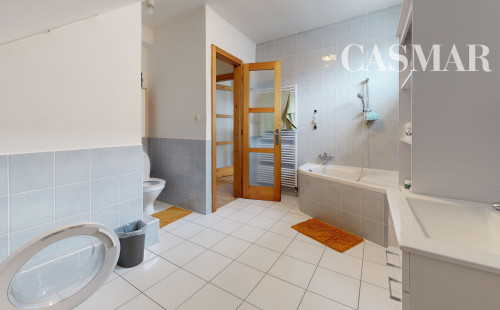 NA PREDAJ OBCHODNÝ PRIESTOR A 4 IZBOVÝ BYT V CENTRE MESTA