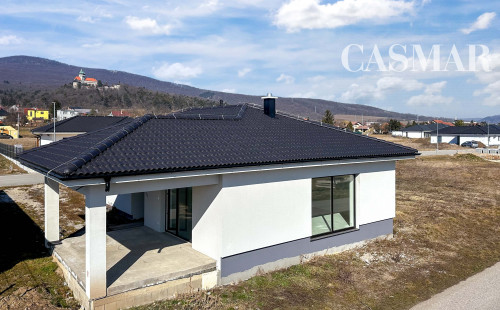REZERVOVANÉ! Novostavba- Bungalov s pekným výhľadom na Smolenický  zámok!!