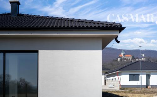 REZERVOVANÉ! Novostavba- Bungalov s pekným výhľadom na Smolenický  zámok!!